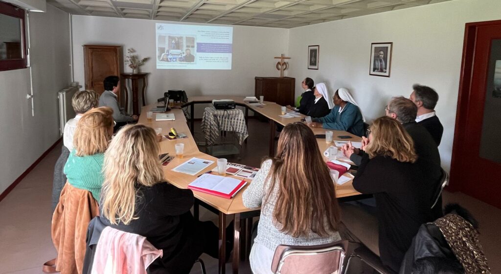 Présentation des sites scolaires des sœurs à l'équipe de direction de Petit Val