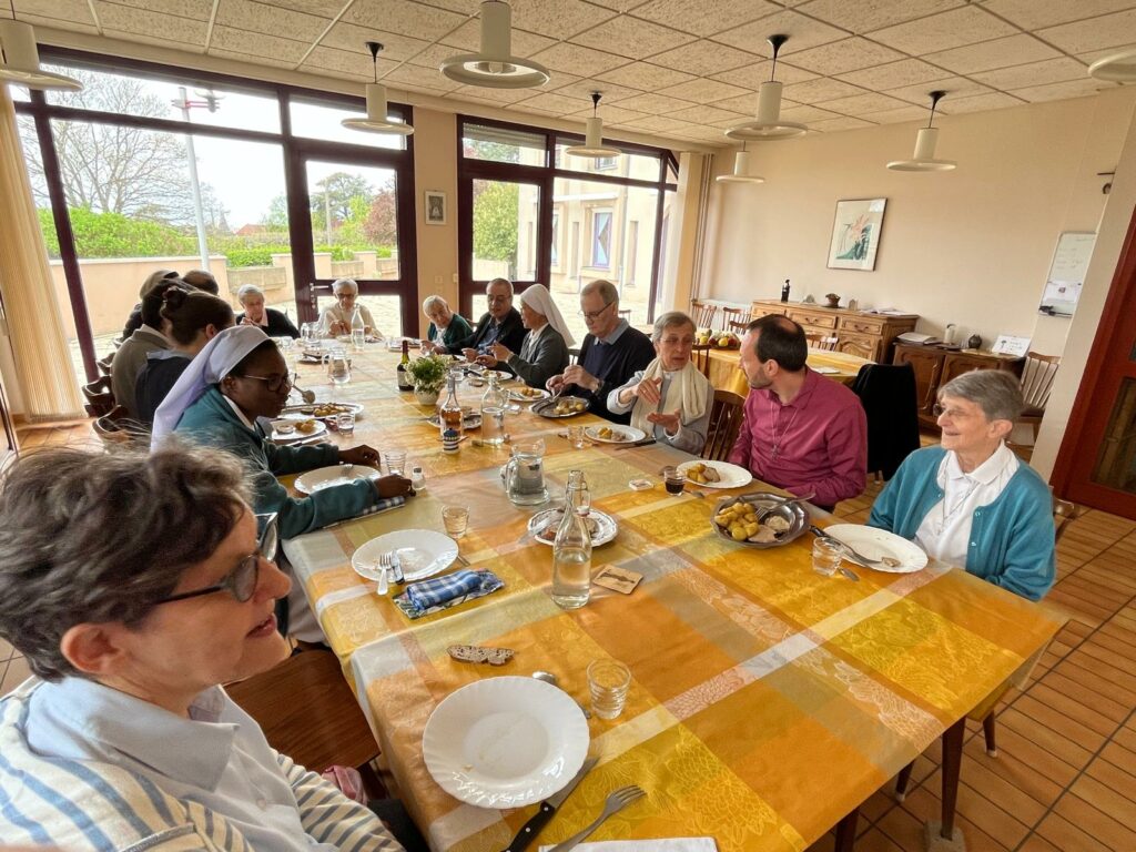 Partage du repas avec le conseil régional des frères marianistes