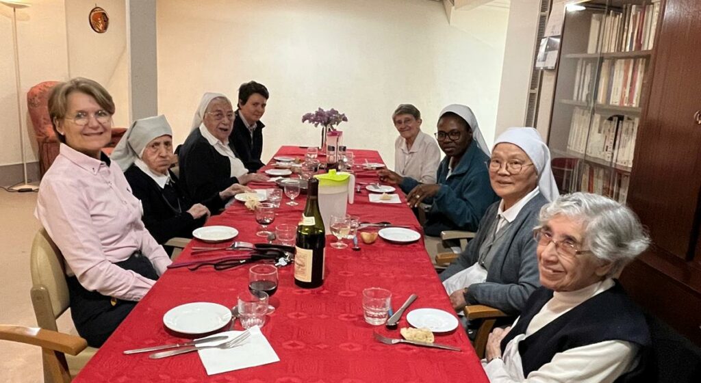 Partage du déjeuner avec la communauté et la directrice des Cèdres